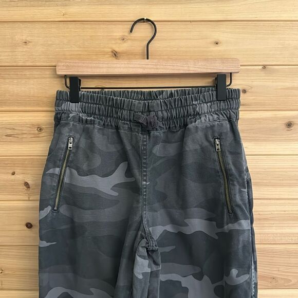 Tna Aritzia Size XSmall Dark Camo Camouflage Print Jogger Pants - Picture 2 of 12